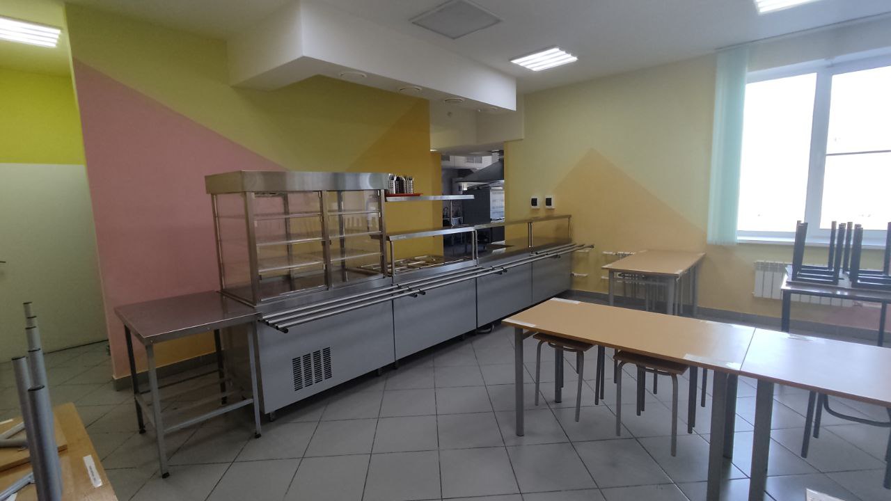 В школе работает столовая, позволяющая организовывать горячие завтраки, обеды и полдники в урочное время